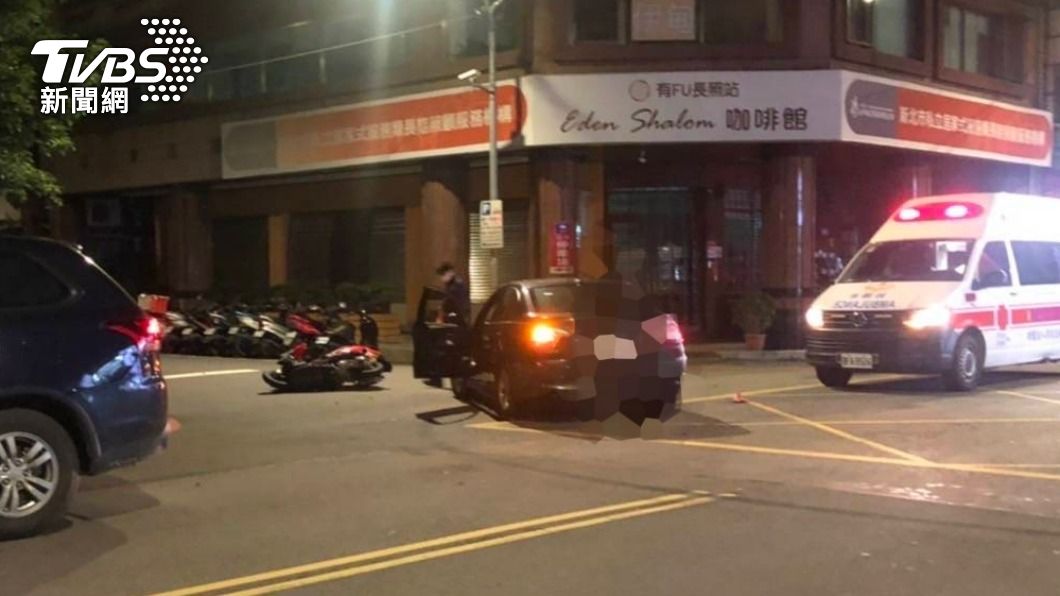 汽車左側車身被撞上。（圖／TVBS）