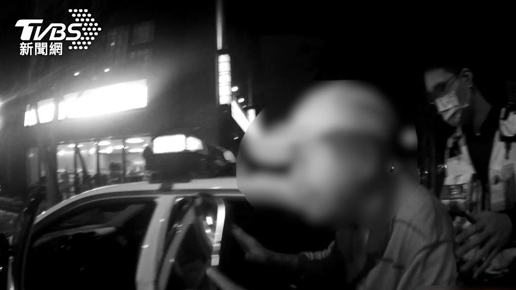 7旬翁喝醉被員警載回家。(圖/警方提供)