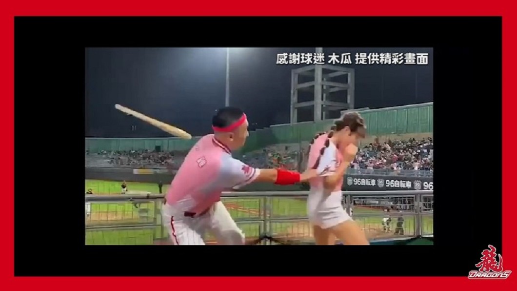 球棒飛來瞬間,勛雞衝上前將Like推開。(圖/翻攝自味全龍YouTube)