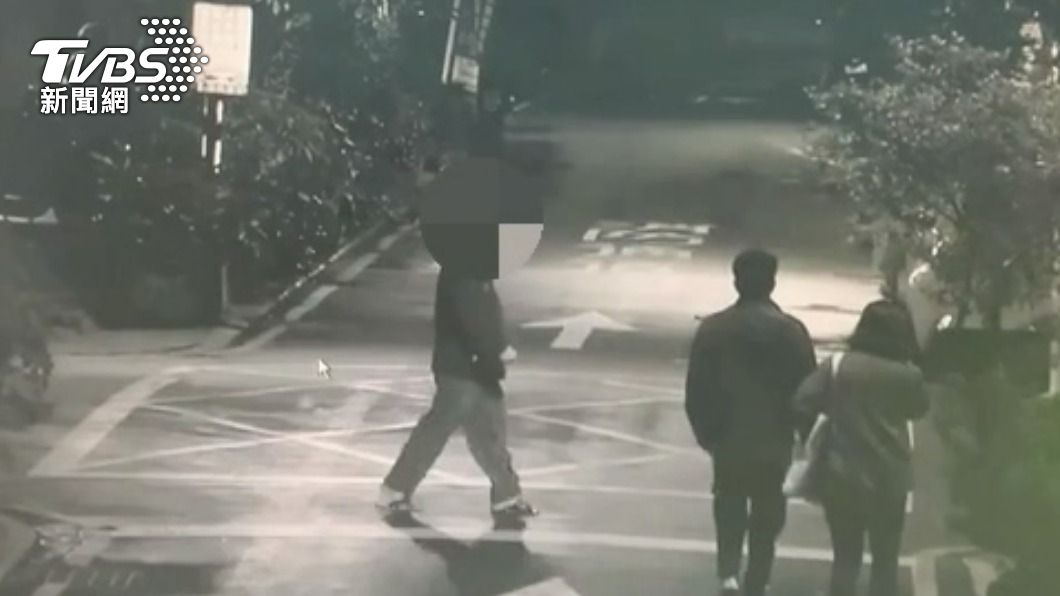 乾洗大盜得手後悠哉離去。(圖/TVBS)
