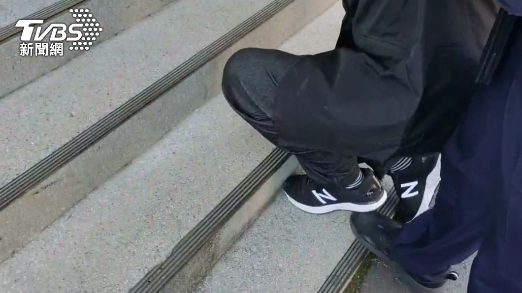 蔣姓嫌犯進警局時,數度腿軟跪地。圖/TVBS