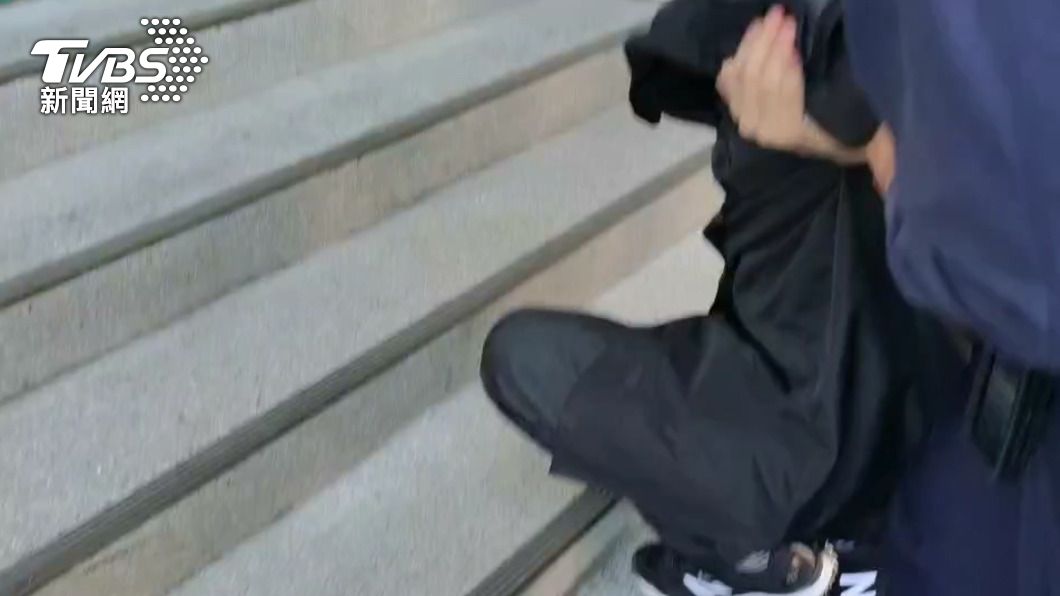 蔣姓嫌犯落網後,被押回警察局數度腿軟,需要兩名員警攙扶。(圖/TVBS)