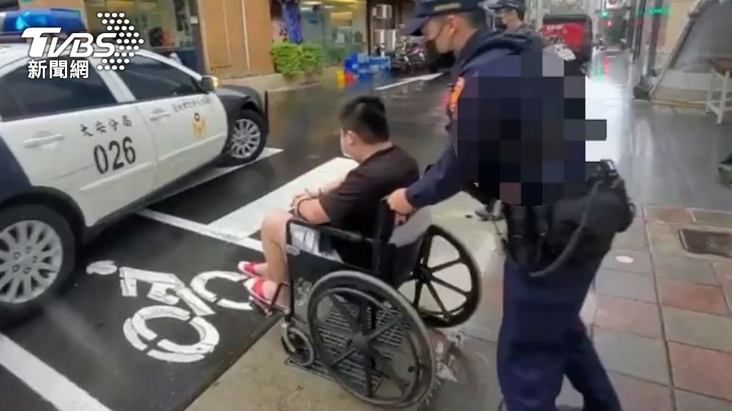 肯梅哈許同包廂內吳男右腿中刀。（圖／TVBS）