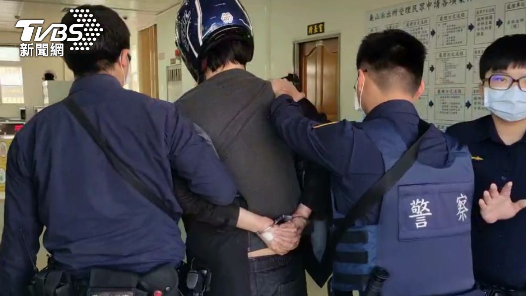 蔣姓嫌犯落網後,被押回警察局數度腿軟,需要兩名員警攙扶。(圖/TVBS)