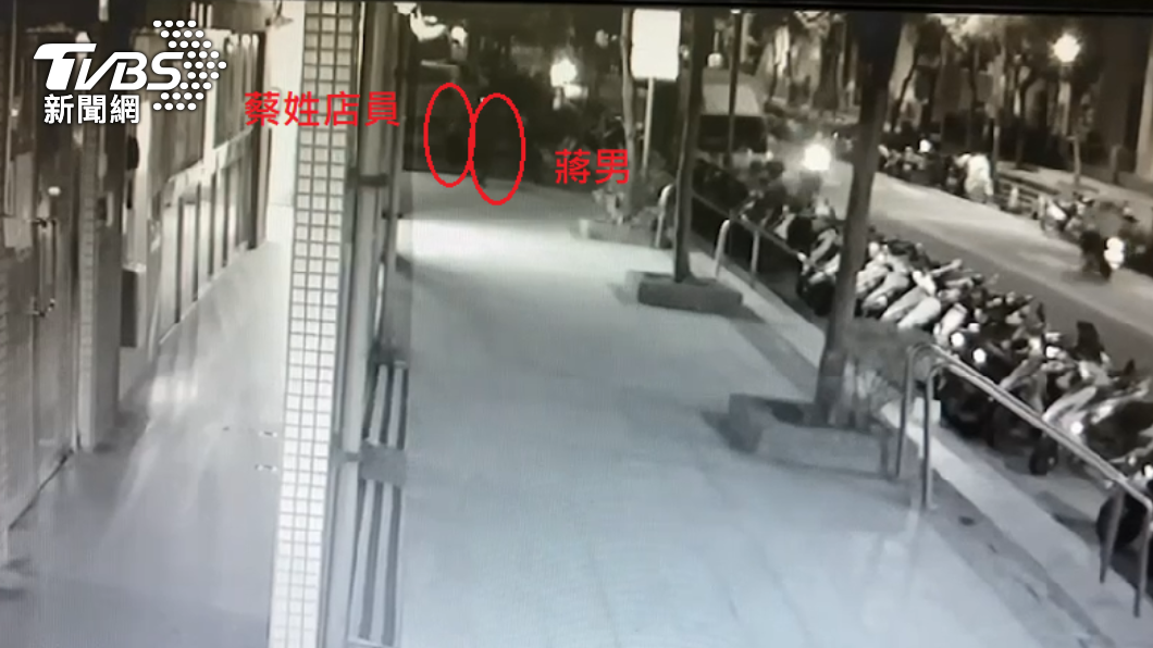 蔣男持刀攻擊，蔡姓店員腳步踉蹌消失在畫面中。（圖／TVBS）