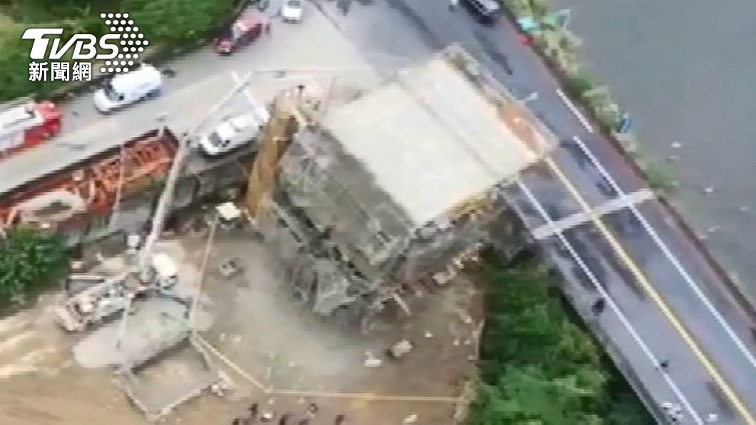 施工平台右邊未崩塌,左邊崩塌。(圖/TVBS)