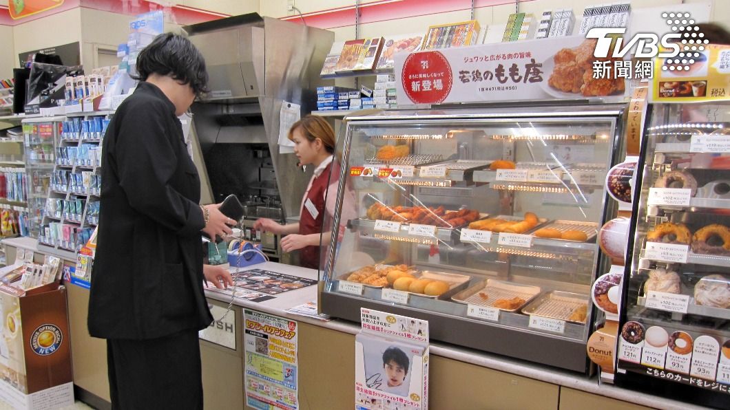 日本小七超邪惡!買沙拉、雞胸肉竟送炸物 網吐槽:水很深