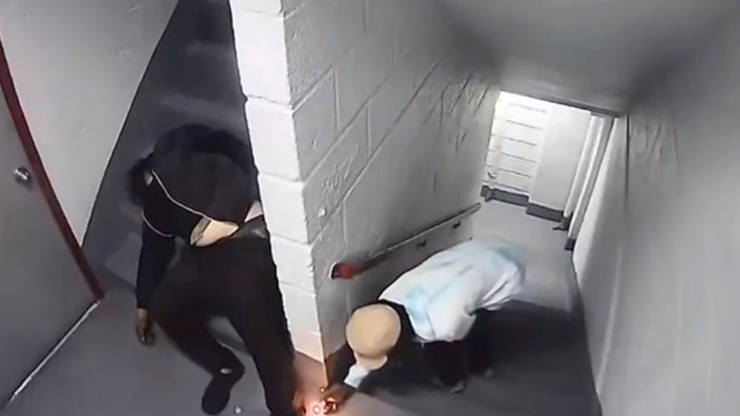 驚悚!美國街友躲樓梯間睡覺 竟遭住戶縱火活活燒死