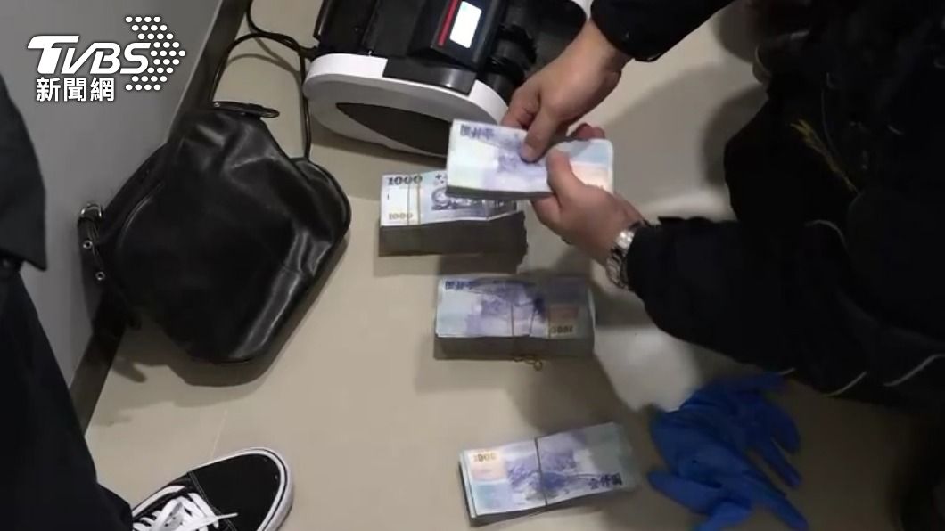 警方在犯嫌搜出大筆現金。(圖/TVBS)