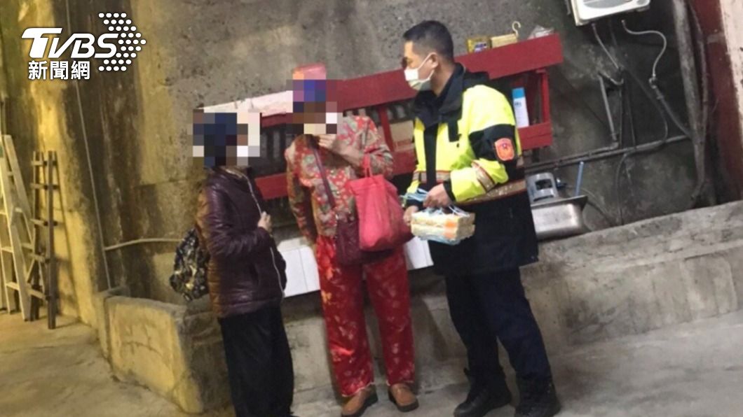 阿嬤們受困梨山，員警幫忙找住宿，還張羅晚餐。（圖／警方提供）