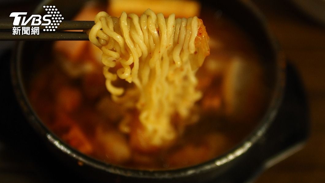 泡麵是許多人心中最佳宵夜的選擇。（示意圖／shutterstock達志影像）