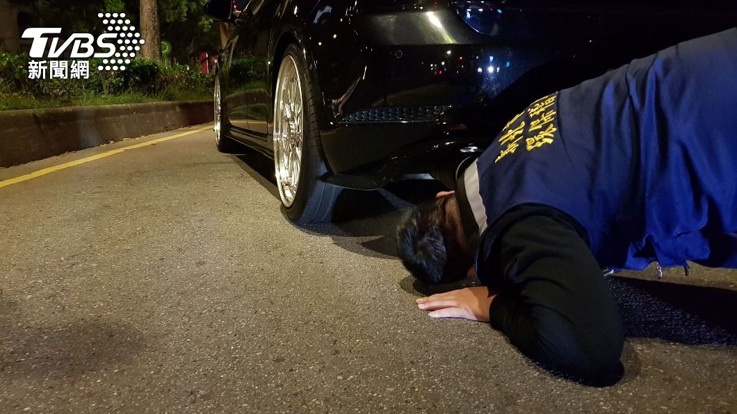引擎發動「轟隆隆」不拉風!警跪趴查汽車底盤 抓噪音車