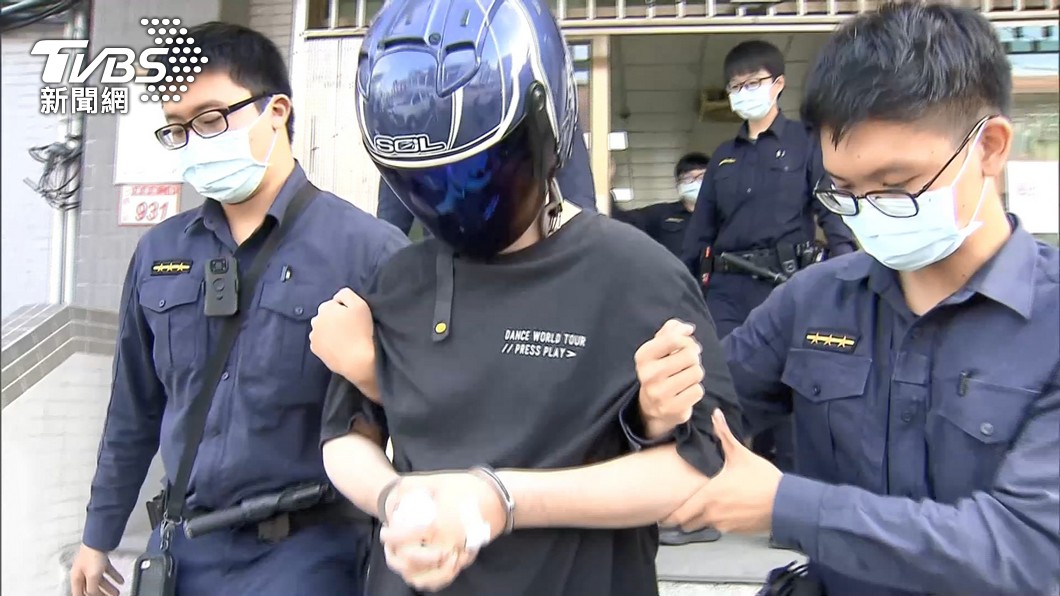 41歲蔣姓紙雕師不滿被勸戴口罩,在21日清晨持雕刻刀將蔡姓超商店員刺死,引起社會譁然。(圖/TVBS )