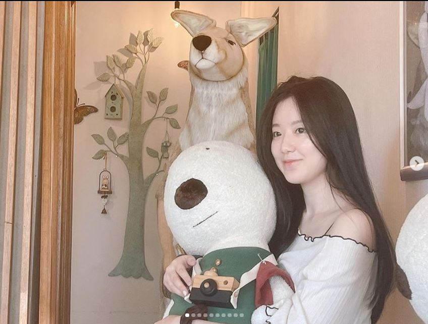 舒華擁有白皙的皮膚與出眾的氣質。(圖/翻攝自舒華IG)