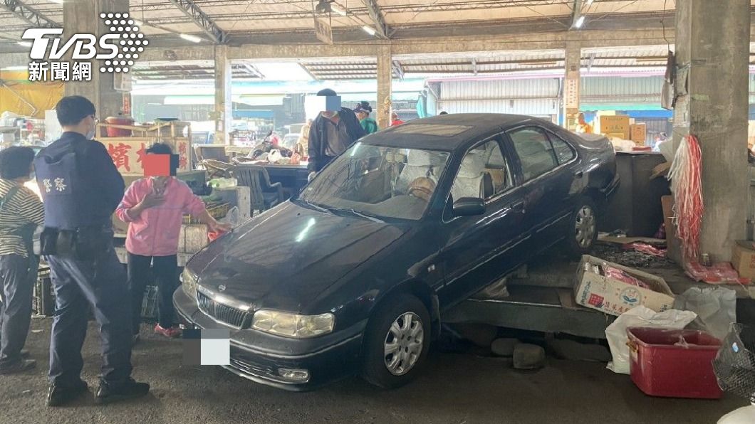 油門當煞車踩！7旬婦市場內倒車暴衝　撞上攤位路人嚇壞
