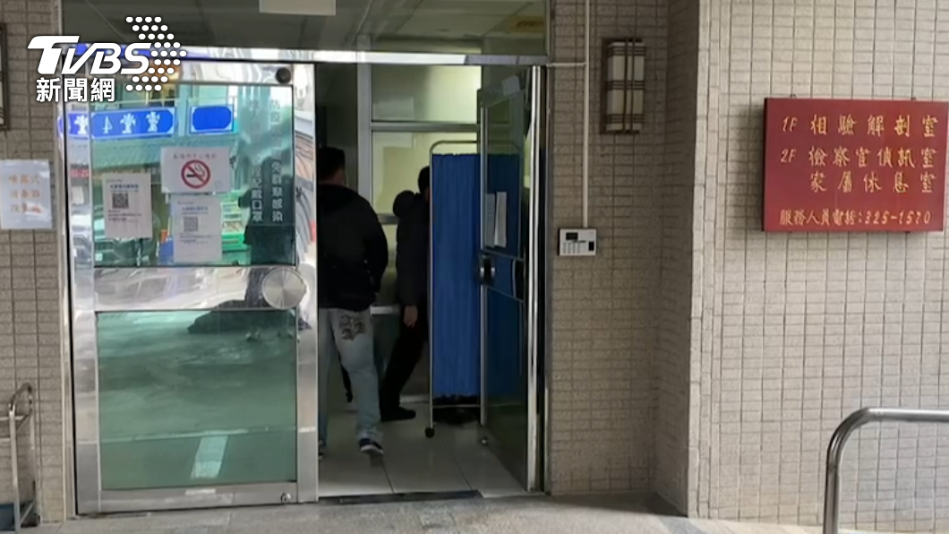 桃園超商店員遭刺死，法醫今（22）日複驗遺體。（圖／TVBS）