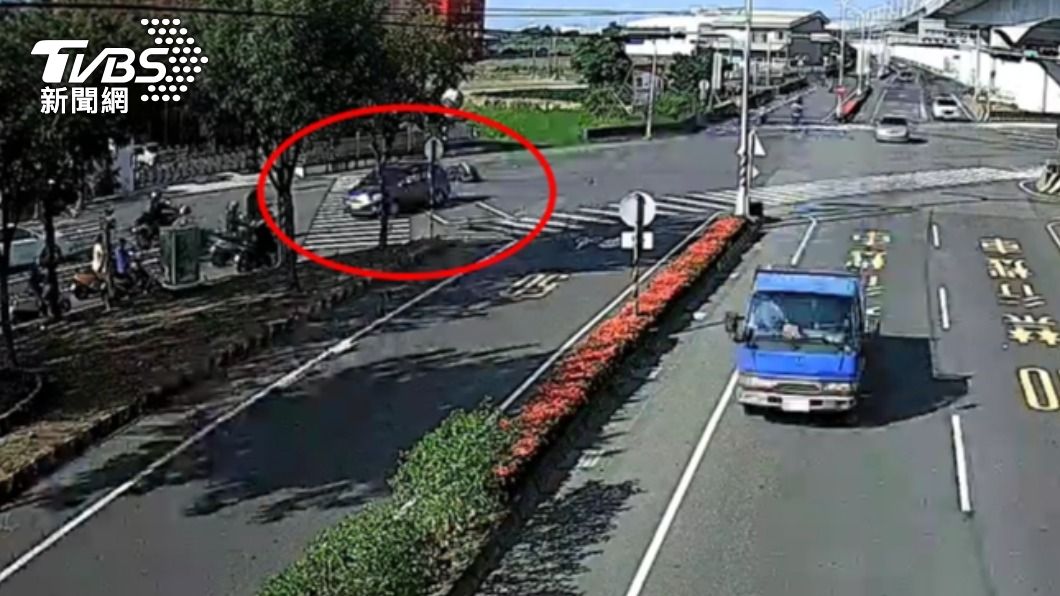 如打保齡球!男暴衝撞進機車群 10車倒成一片6人送醫