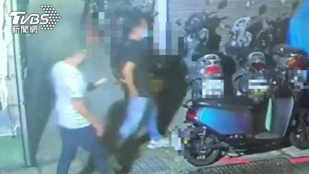 蔡姓嫌犯和朋友攻擊後騎車逃逸。(圖/TVBS)
