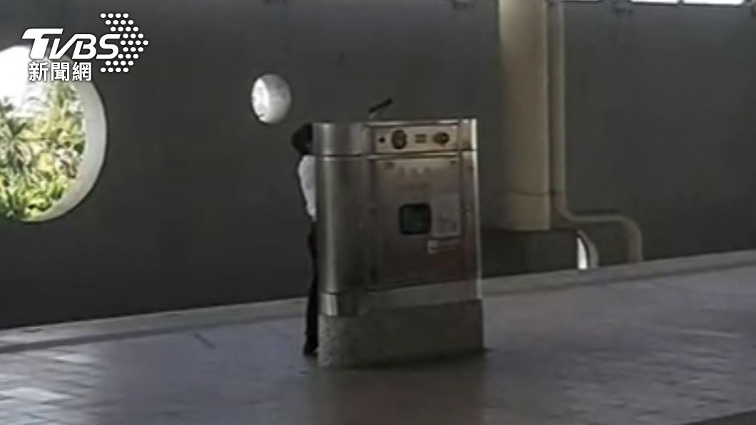 站務員對空鳴槍。（圖／TVBS）