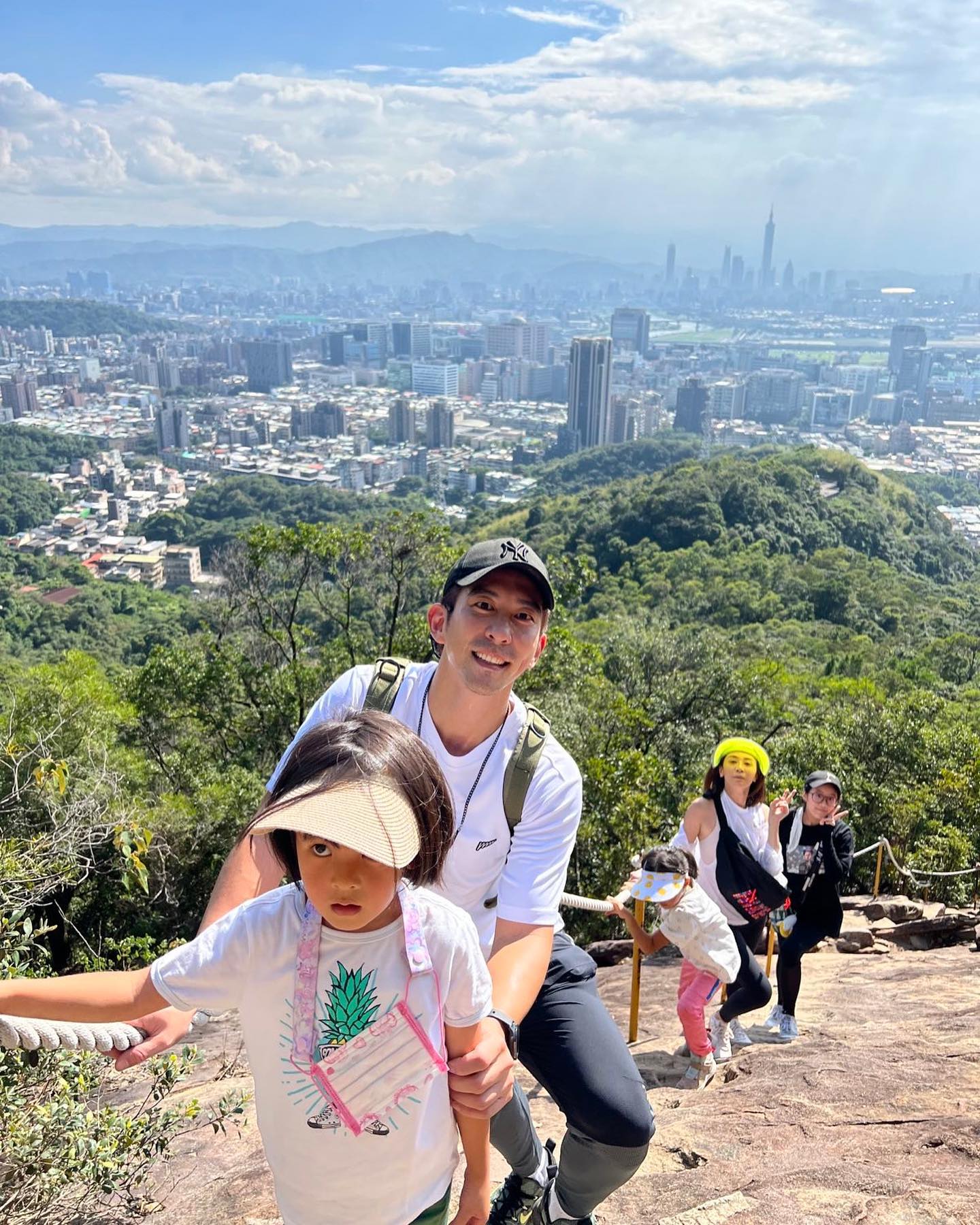 Bo妞可愛逗趣的模樣笑翻大批網友。(圖/翻攝自賈靜雯IG)