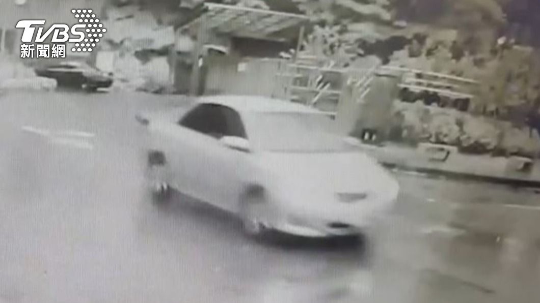 嫌犯開槍後開車逃逸。（圖／TVBS）