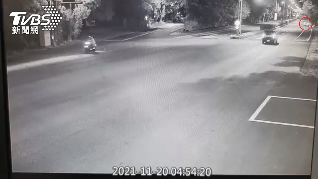 轎車撞到木條後,將車輛停靠路邊,右前輪跟右後輪都爆胎。(圖/TVBS)