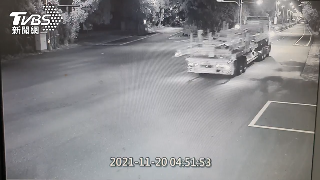 一輛拖板車疑似在行駛途中沒有固定好貨物,好幾根木條掉落路中央。(圖/TVBS)
