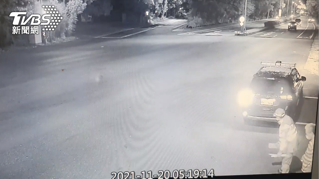 警方幫忙撿地上的木條,並放入後車廂帶回警局。(圖/TVBS)