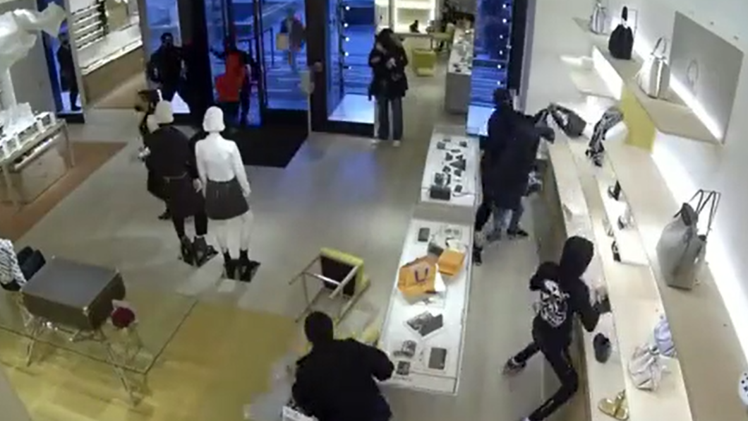 美國精品百貨陸續遭劫!蒙面搶匪一身黑 LV成眼中最大肥羊
