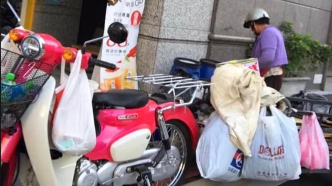 阿姨騎「粉色檔車」撿回收 網神出價格...不想努力了