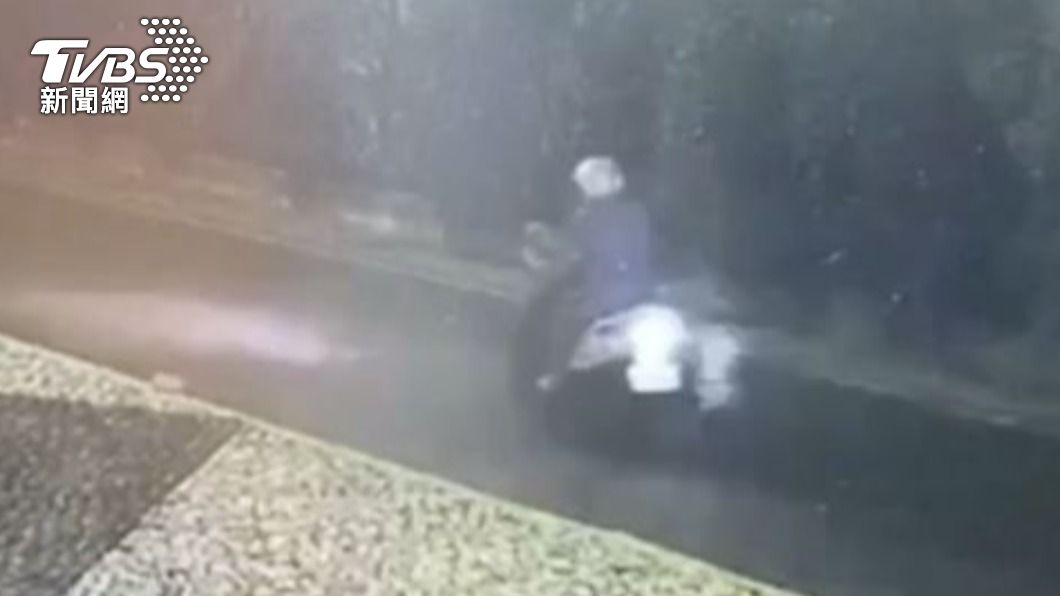 警方事後調閱監視器，發現撞擊前僅有男子一人騎車經過。（圖／TVBS）
