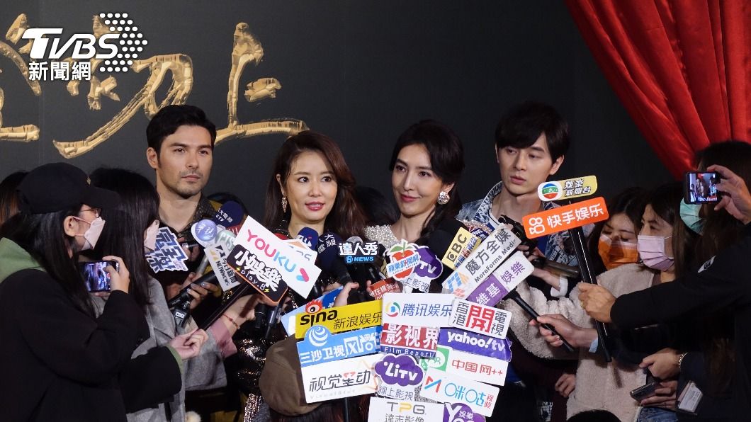 《華燈初上》總製作人兼女主角林心如(左2)、主演鳳小岳(左1)、楊謹華(右2)、張軒睿(右1)。(圖/TVBS)