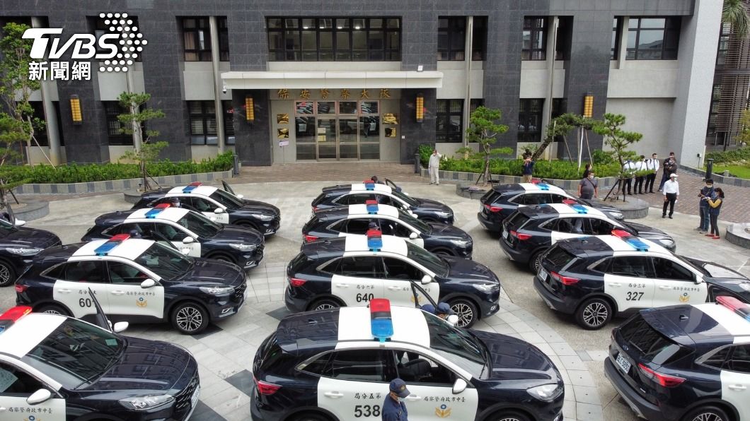 台中警察局今(22)日在中庭廣場舉行巡邏車23輛驗收及交車儀式。(圖/警方提供)