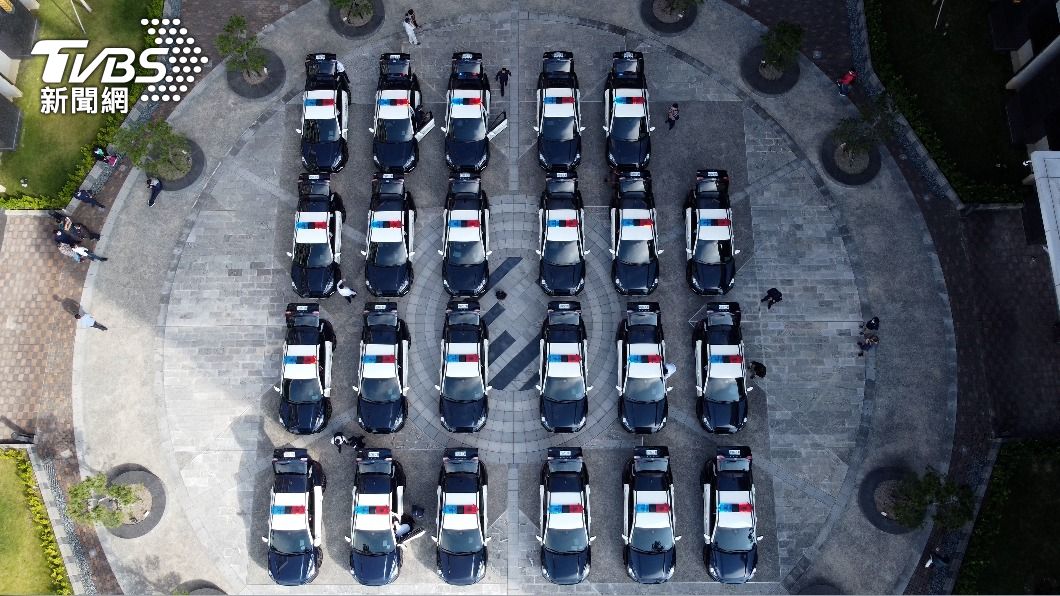 台中警察局今(22)日在中庭廣場舉行巡邏車23輛驗收及交車儀式。(圖/警方提供)