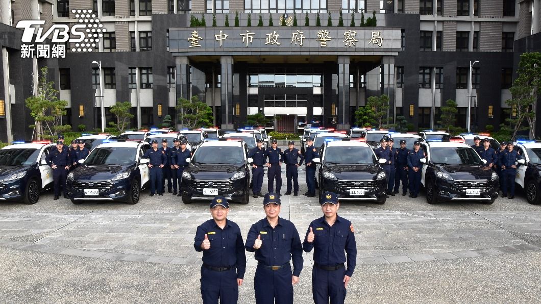 台中警察局今(22)日在中庭廣場舉行巡邏車23輛驗收及交車儀式。(圖/警方提供)