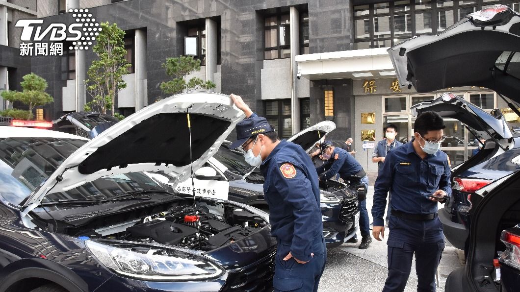 台中警察局今(22)日在中庭廣場舉行巡邏車23輛驗收及交車儀式。(圖/警方提供)