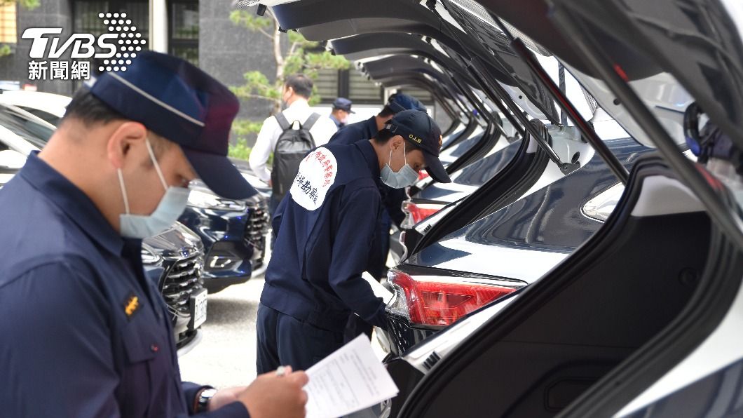 台中警察局今(22)日在中庭廣場舉行巡邏車23輛驗收及交車儀式。(圖/警方提供)
