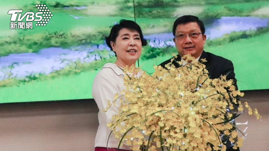 億光電子董事長葉寅夫獻花給夫人簡文秀。(圖/TVBS)