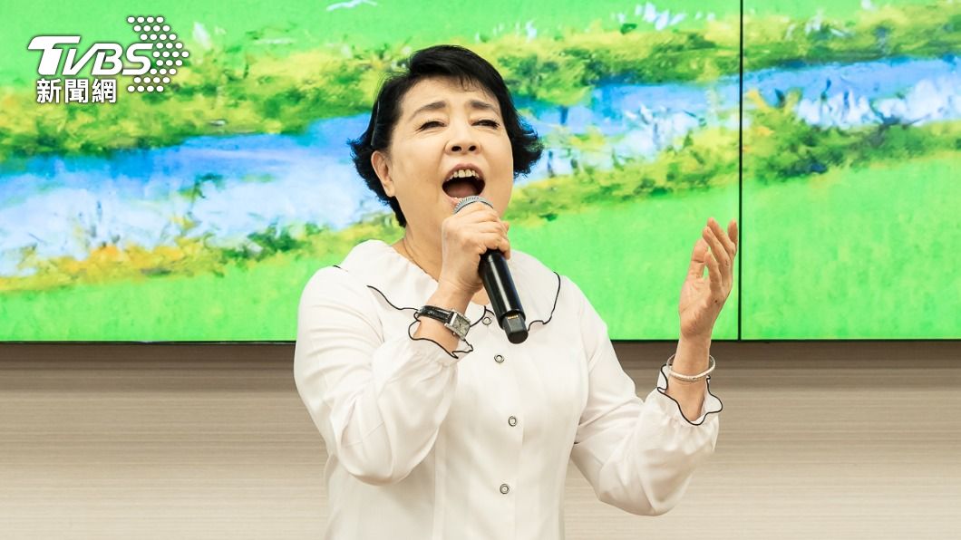 簡文秀分享感言並獻唱〈又見炊煙〉。(圖/TVBS)