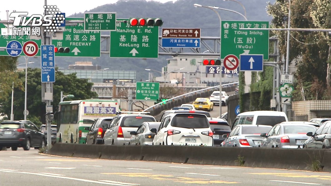 信義百貨商圈周邊春節前漲停車費　春節風景區將交管