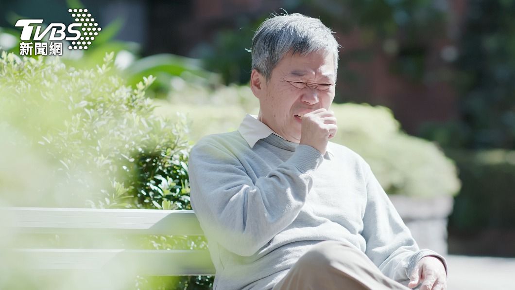 造成食道裂孔疝氣主因與年紀大有關,少數人是因外力引起。(示意圖/shutterstock達志影像)