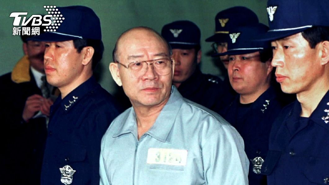 全斗煥被控1980年至1988年擔任總統期間，收賄2.89億美元，1996年2月全斗煥穿上囚服在警方戒護下，進入首爾地區刑事法院。（圖／達志影像路透）