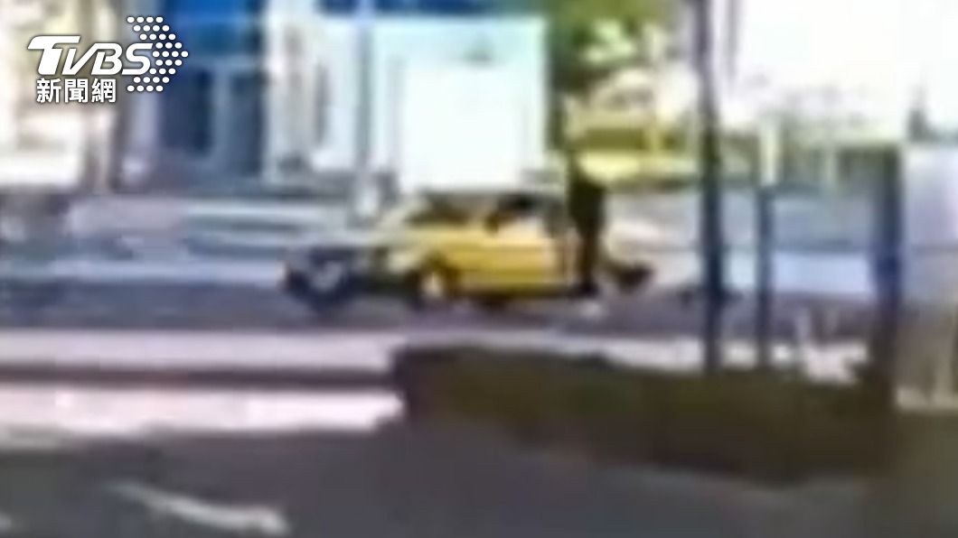 酒醉乘客搶走計程車。(圖/TVBS)