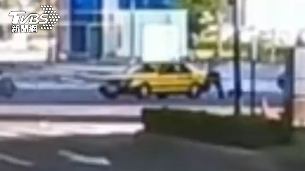 運將受不了毆打下車。(圖/TVBS)