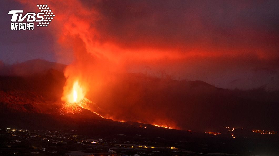 加納利火山熔岩流抵大海 當局下禁足令防毒氣傷人