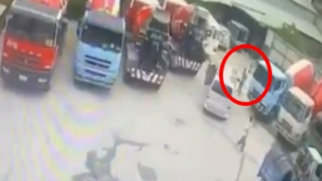 前同事持球棒埋伏停車場。(圖/Facebook●【爆料公社二社】●)
