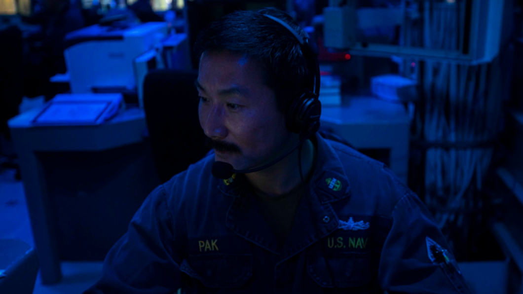 艦上首席電子技師執行勤務。(圖/翻攝自美國第七艦隊網站)
