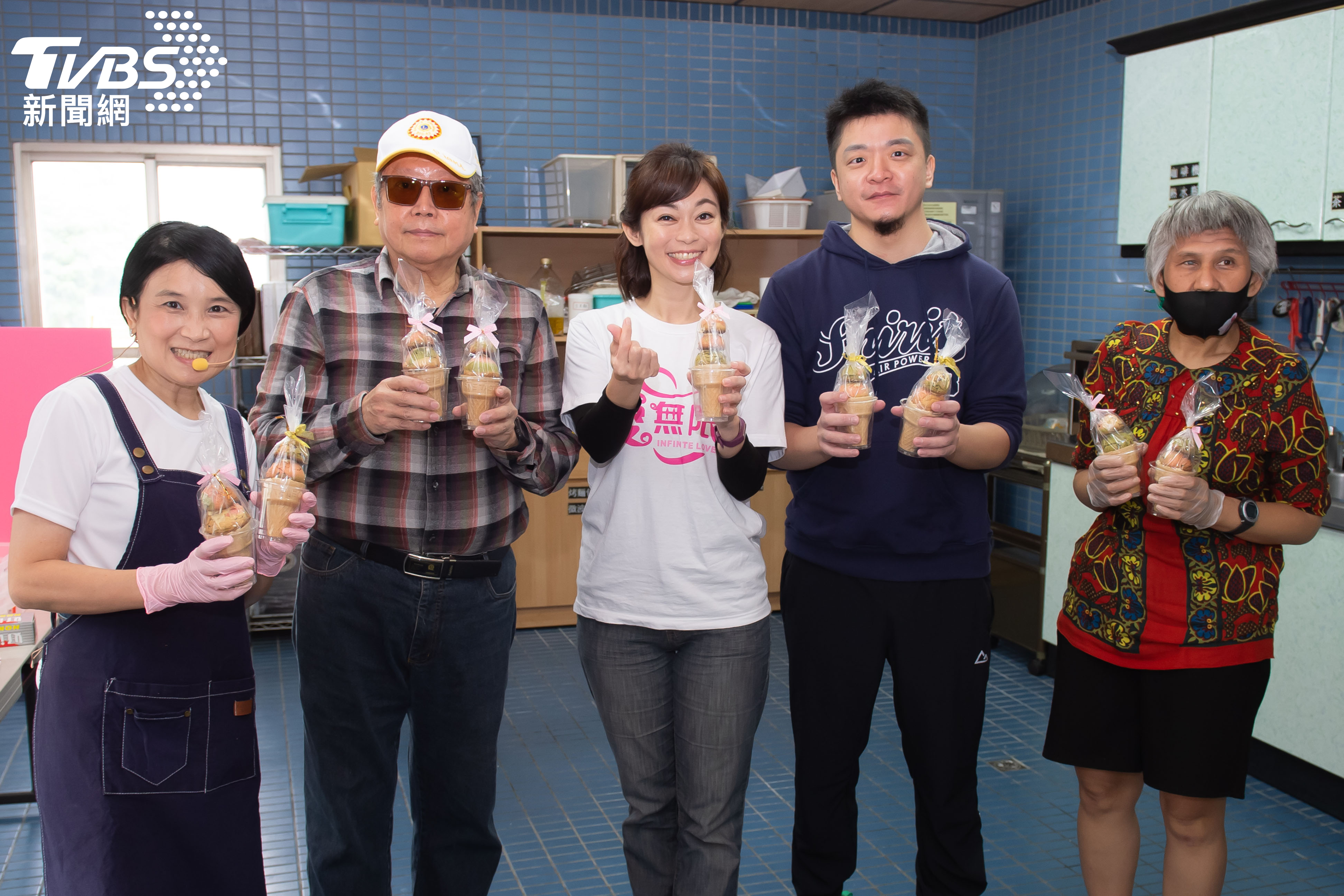 鄭凱云任《分享 愛無限》一日志工籲各界伸援手 助盲友烘焙餅乾直呼不簡單