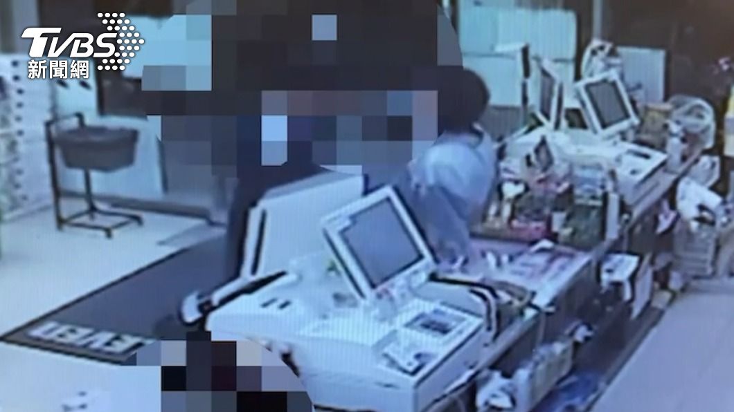 酒醉老翁用肚子撞店員。（圖／TVBS）