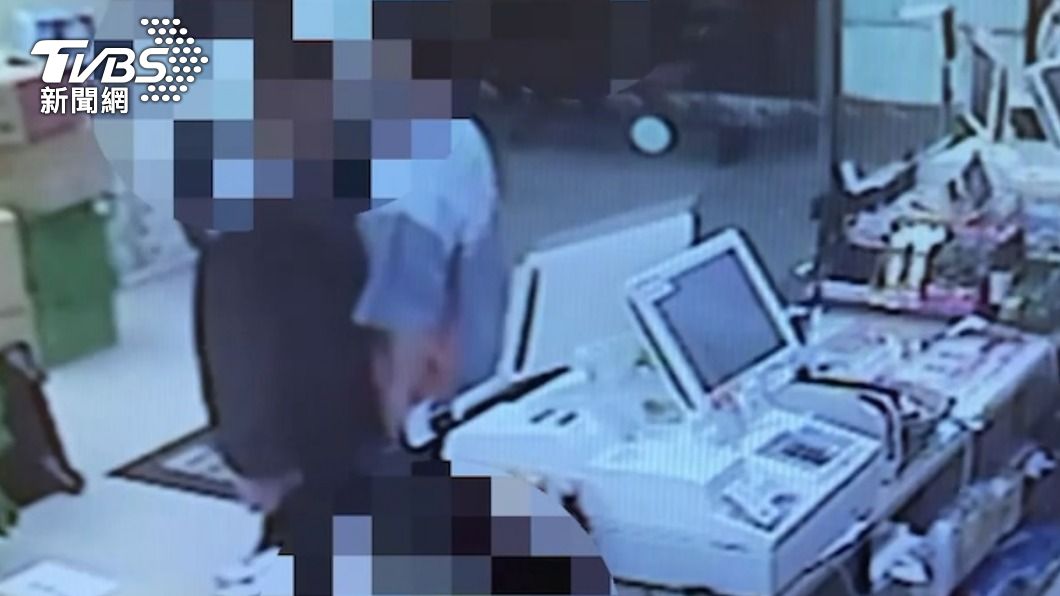 顧客因實聯制問題和店員發生衝突。（圖／TVBS）
